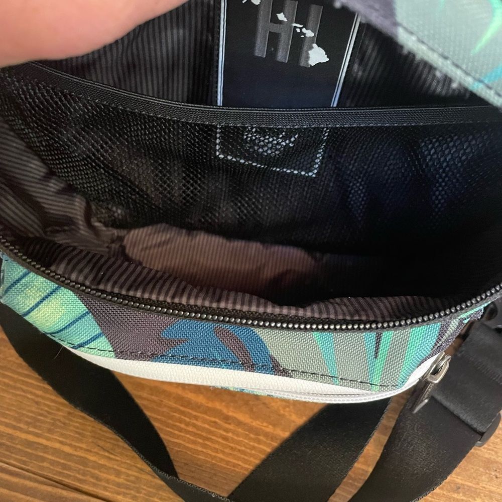 Herschel Tropical Print Fanny Pack - Picture 11 of 14